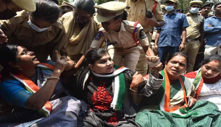 Woman Congress Leader Injured in Police Obstruction, sent to NIMS
