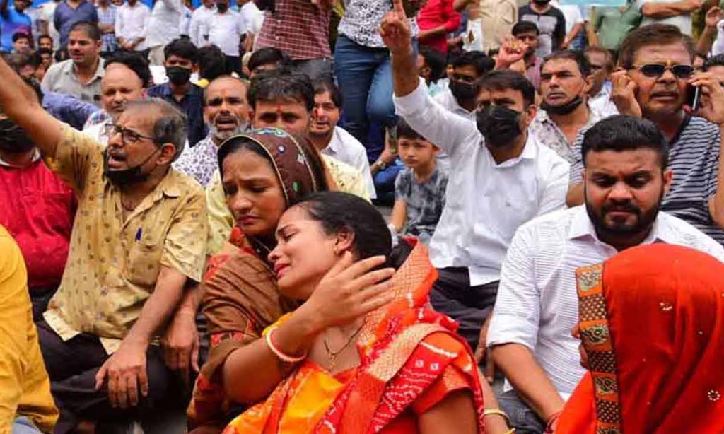 Inter-Caste Love Marriage : Begum Bazaar shops close in protest