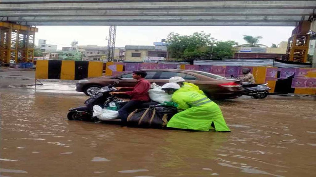 Hyderabad Rains: GHMC and DRF Teams on Job After Damage
