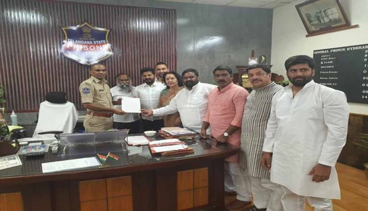 TPCC chief Calls on Superintendent of Chanchalguda Central Prison
