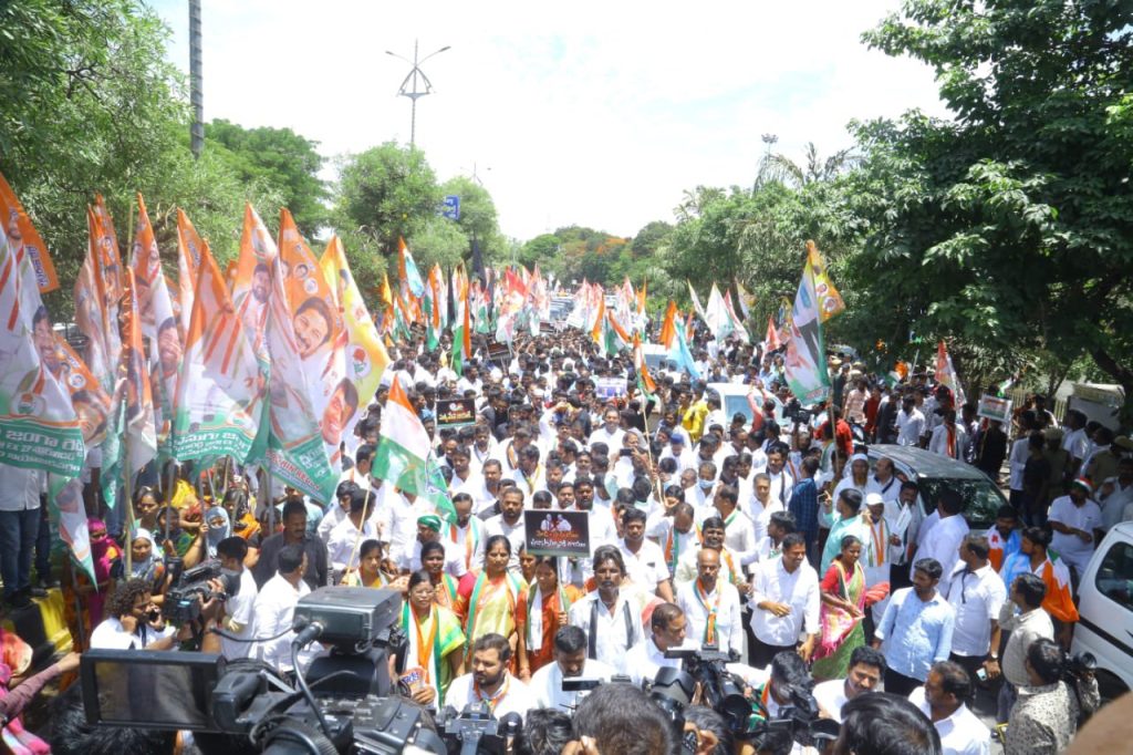Congress leaders stage dharna before ED office