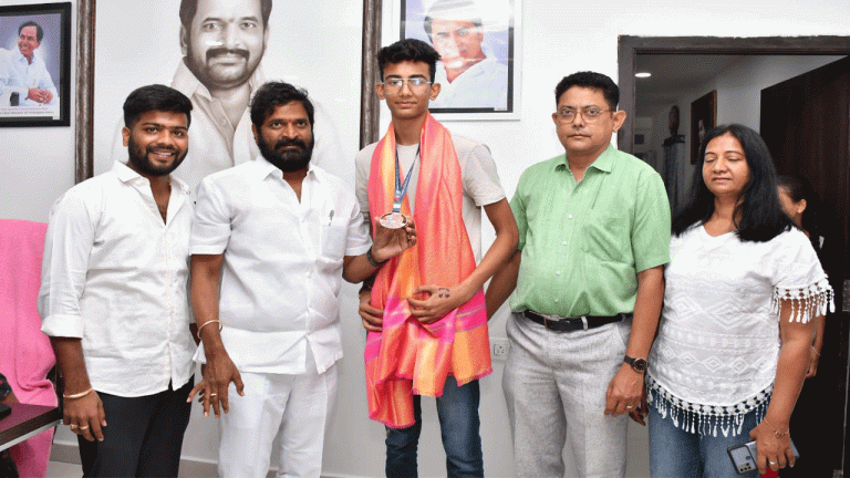 Srinivas Goud felicitates Ashirwad Saxena
