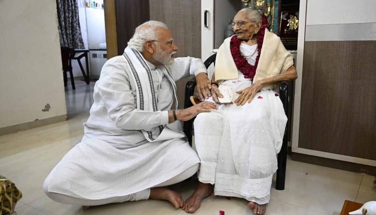 Amit Shah expresses deep condolences on the demise of PM Modi’s mother