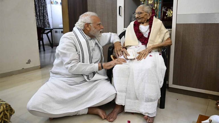 Amit Shah expresses deep condolences on the demise of PM Modi’s mother