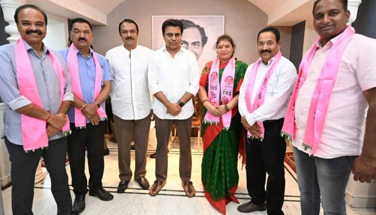 Four BJP corporators join TRS in Hyderabad