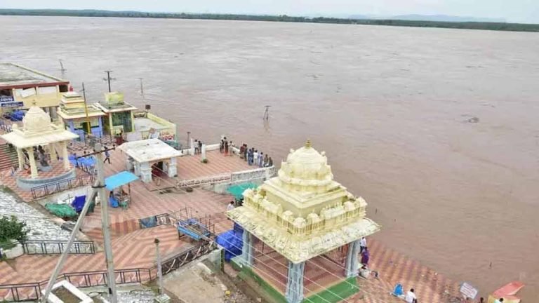 Godavari flood level drops below the danger mark