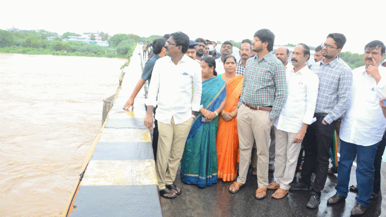 Puvvada Ajay Kumar inspects flood situation in Khammam