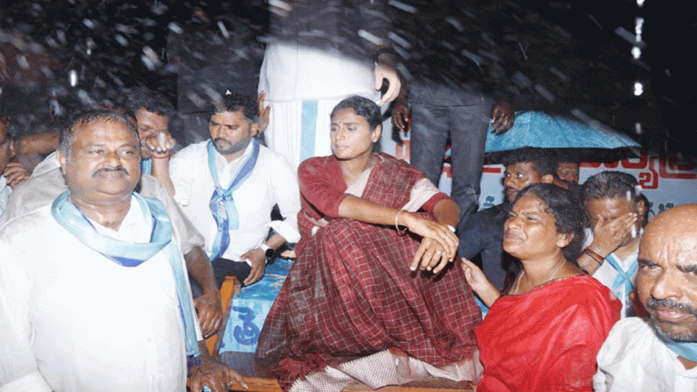 TRS men disturb Sharmila’s padayatra in Amararam village, cops pacify both groups