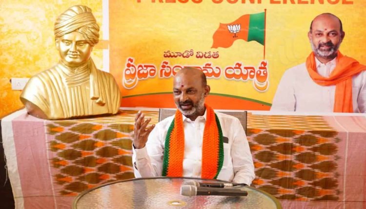 Komatireddy Venkat Reddy in touch with BJP, claims Bandi