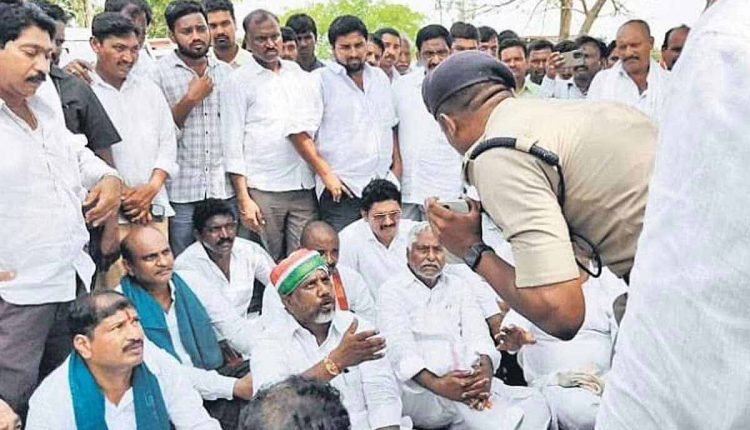 Congress leaders detained on way to KLIS project