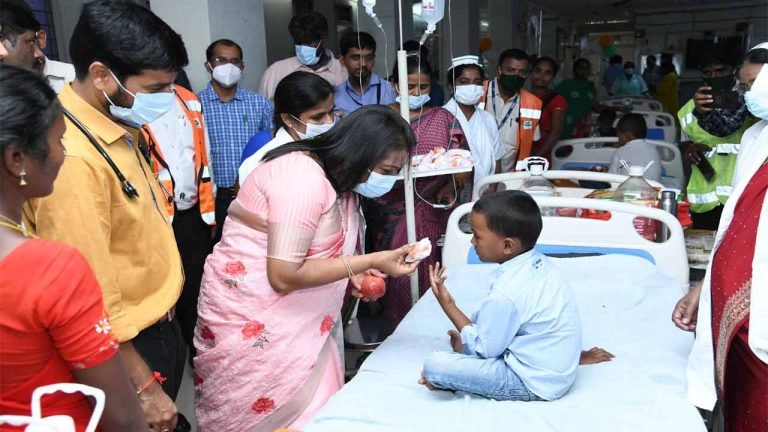 Mayor distributes fruits to patients in MNJ cancer hospital