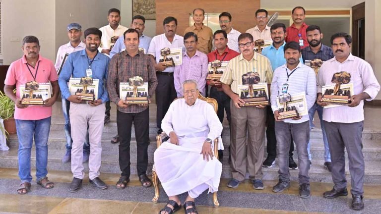 Award-winning Photo journalists meet Governor
