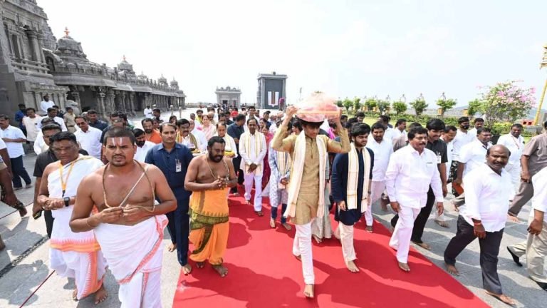 KCR presents one kg 16 tolas of gold to Yadadri temple
