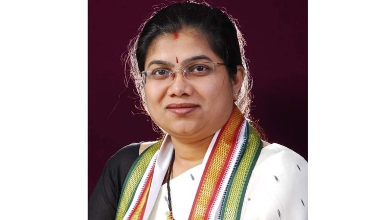 Congress women leaders pat Shravanti for fighting against TRS, BJP courageously