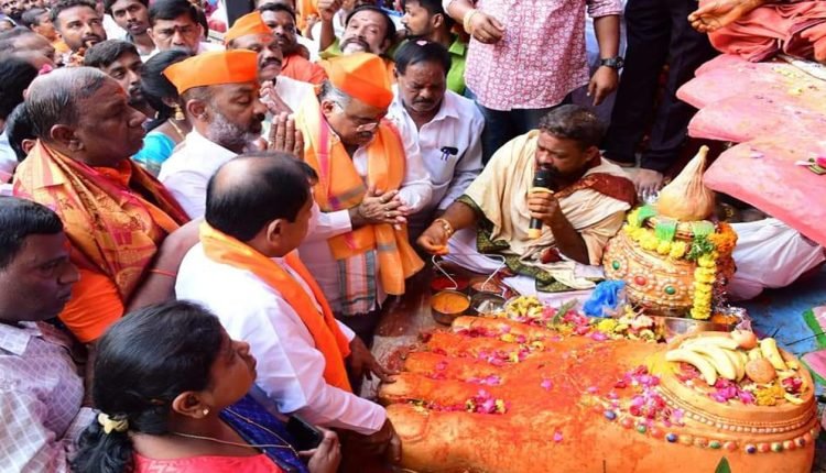 State BJP Chief Performs Prayers at Khairatabad Ganesh