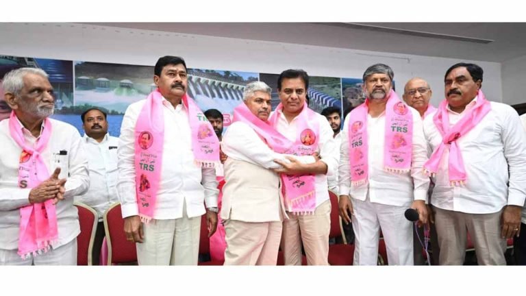 BJP leader Ananda Bhaskar joins TRS