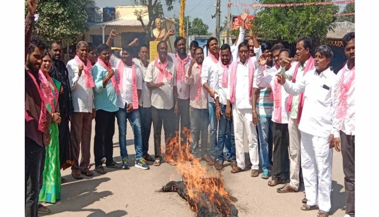 BJP’s MLA Shopping: TRS Stages Protests Across Telangana | INDToday