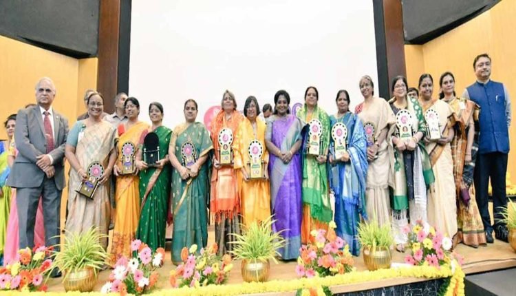 Governor calls for more women in science