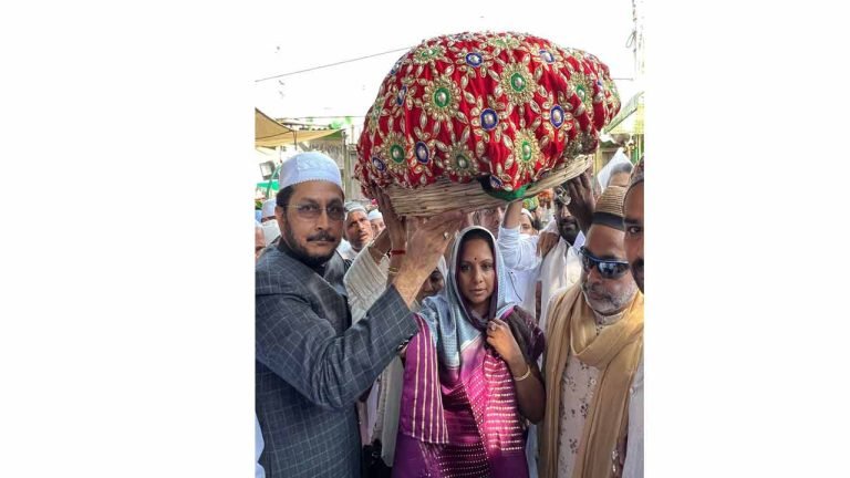 Kavitha offers chadar in Ajmer Dargah