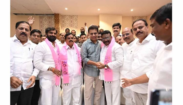 Swami Goud, Dasoju Sravan join TRS