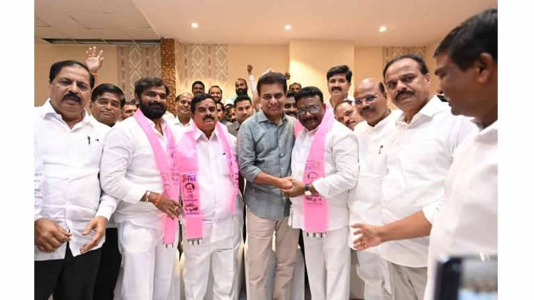 Swami Goud, Dasoju Sravan join TRS