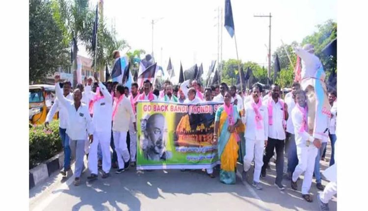 TRS stages protest in Yadadri