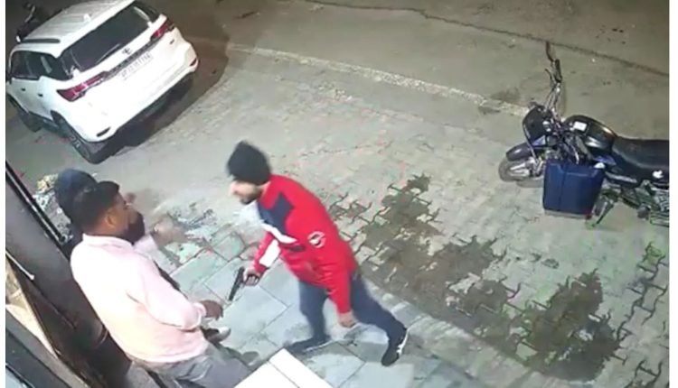 Man Loses Toyota Fortuner At Gunpoint On Busy Delhi Road