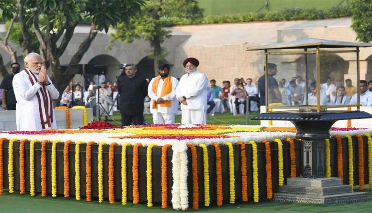 PM Modi Pay Tributes to Mahatma Gandhi