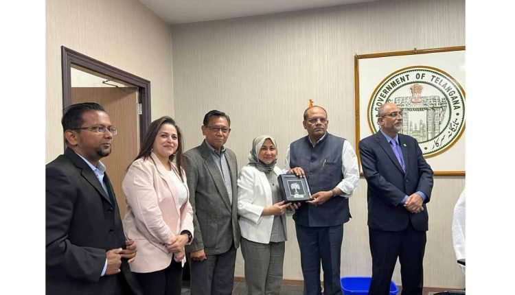 Malaysian Delegates Met CS, Discussed to Explore Oil Palm Sector