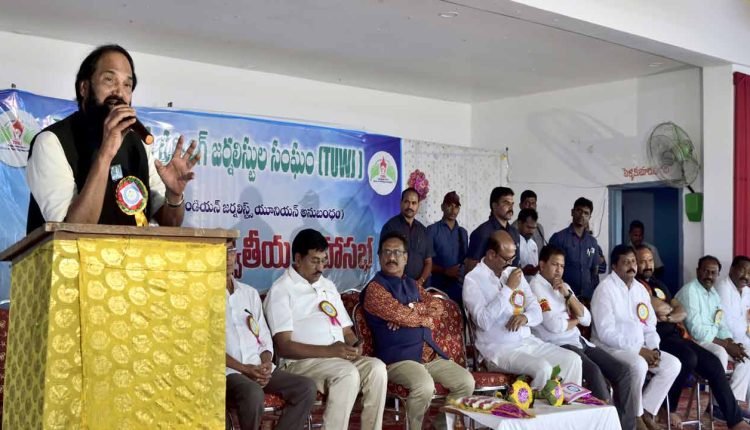 Freedom of the press is in peril in Telangana, journalists must stand guard: Uttam