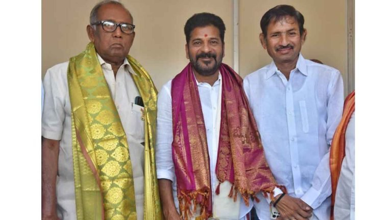 Big Shock To KCR: Revanth Reddy Meets BRS Senior Leader
