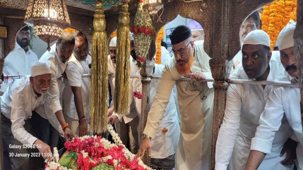 Bharat Jodo Yatra Ends, Congress leaders offer 'chadar' at Dargah Yousufain