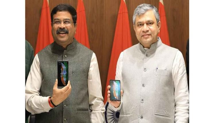 Dharmendra Pradhan with Ashwini Vaishnaw successfully tests the ‘BharOS’