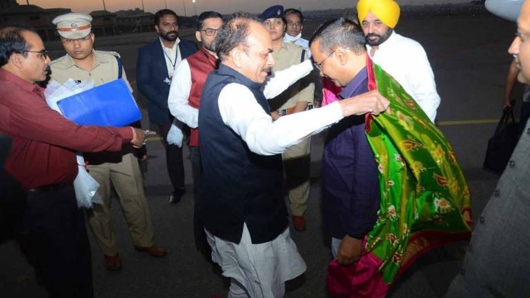 Kejriwal and Mann arrive in Hyderabad for BRS public meeting