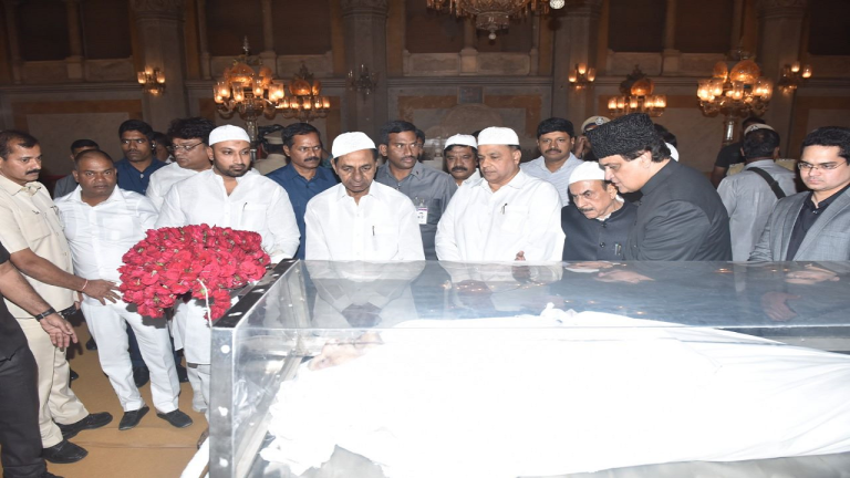 KCR, Owaisi Pays Floral Tributes To Mortal Of Mukarram Jah