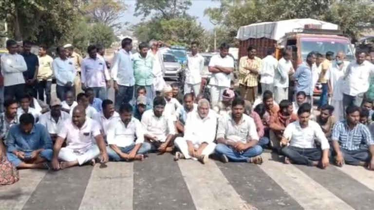 Jeevan Reddy Agitated With Farmers, Police Attempts To Arrest