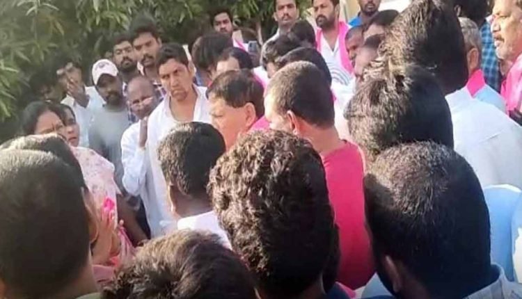 Protest Against MLA Bhaskar Rao During KCR'S Birthday Celebrations