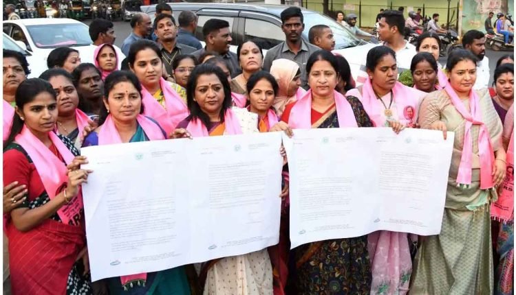 BRS Women Leaders Protested Near Raj Bhavan