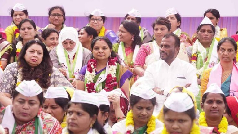 K Kavitha's hunger strike begins at Jantar Mantar