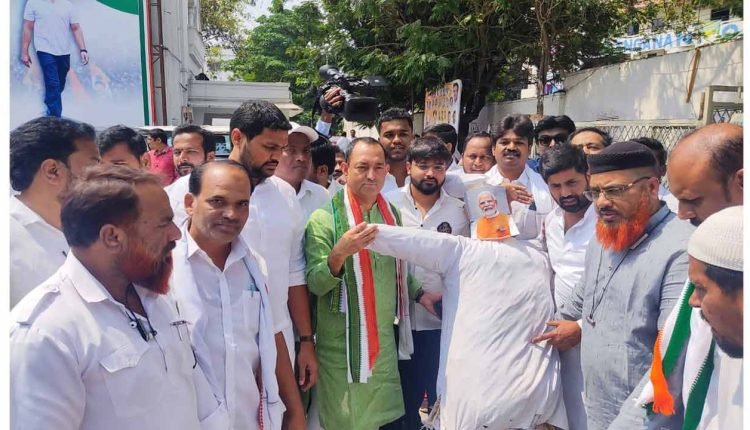 Congress leaders hold novel protest against hike in LPG prices