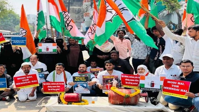 Hyderabad Congress stages novel protest against rising inflation
