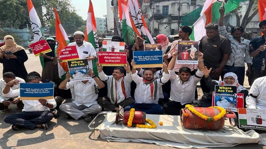 Hyderabad Congress stages novel protest against rising inflation