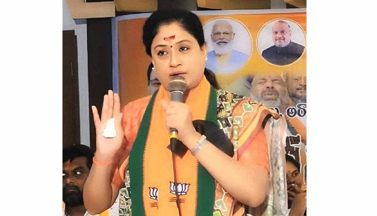 KCR'S Daughter Kavitha is a Liquor Don: Vijayashanthi