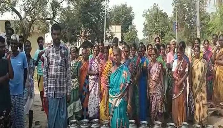 Karimnagar: Women Staged Protest in Fron of Vardnur Secretariat