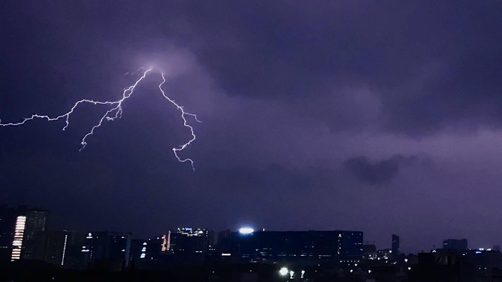 Thunderstorm With Lightning And Strong Winds Lashes Hyderabad | INDToday