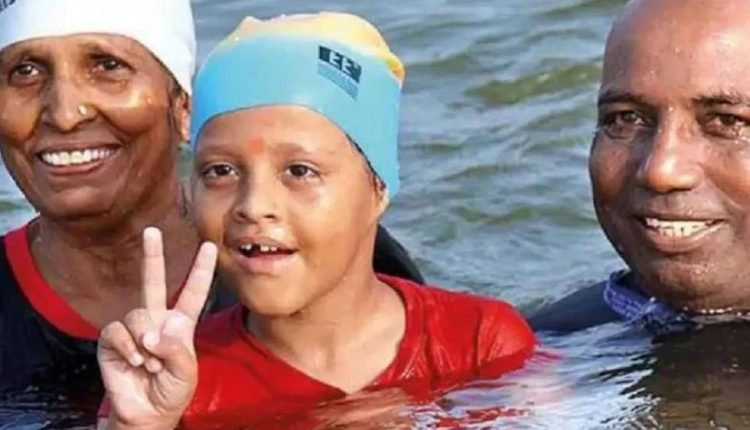 UP: Minor Girl Swims Across Yamuna in 11 Mins