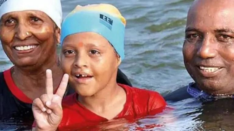 UP: Minor Girl Swims Across Yamuna in 11 Mins
