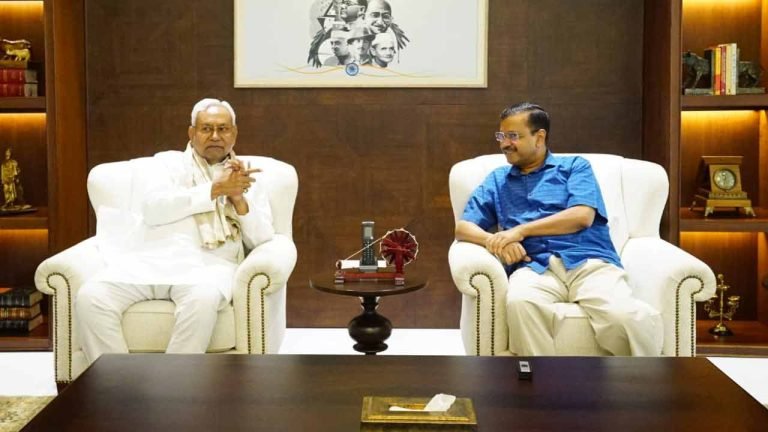 Nitish Kumar Meets Kejriwal: Extends Support To AAP Govt