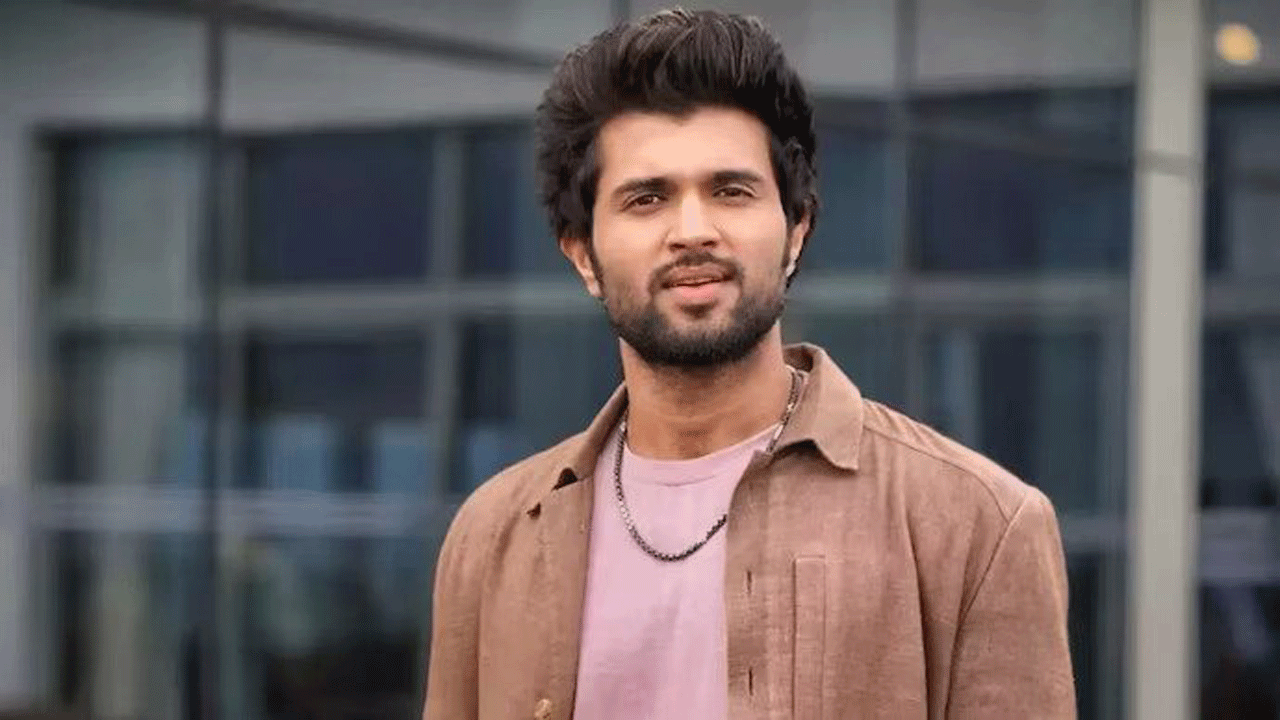 Hero Vijay Devarakonda distribute money his fans families