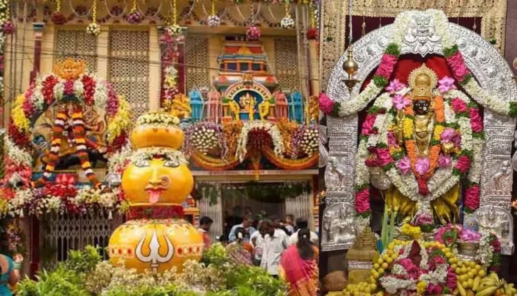 Lal Darwaza Bonalu Begins Grandly